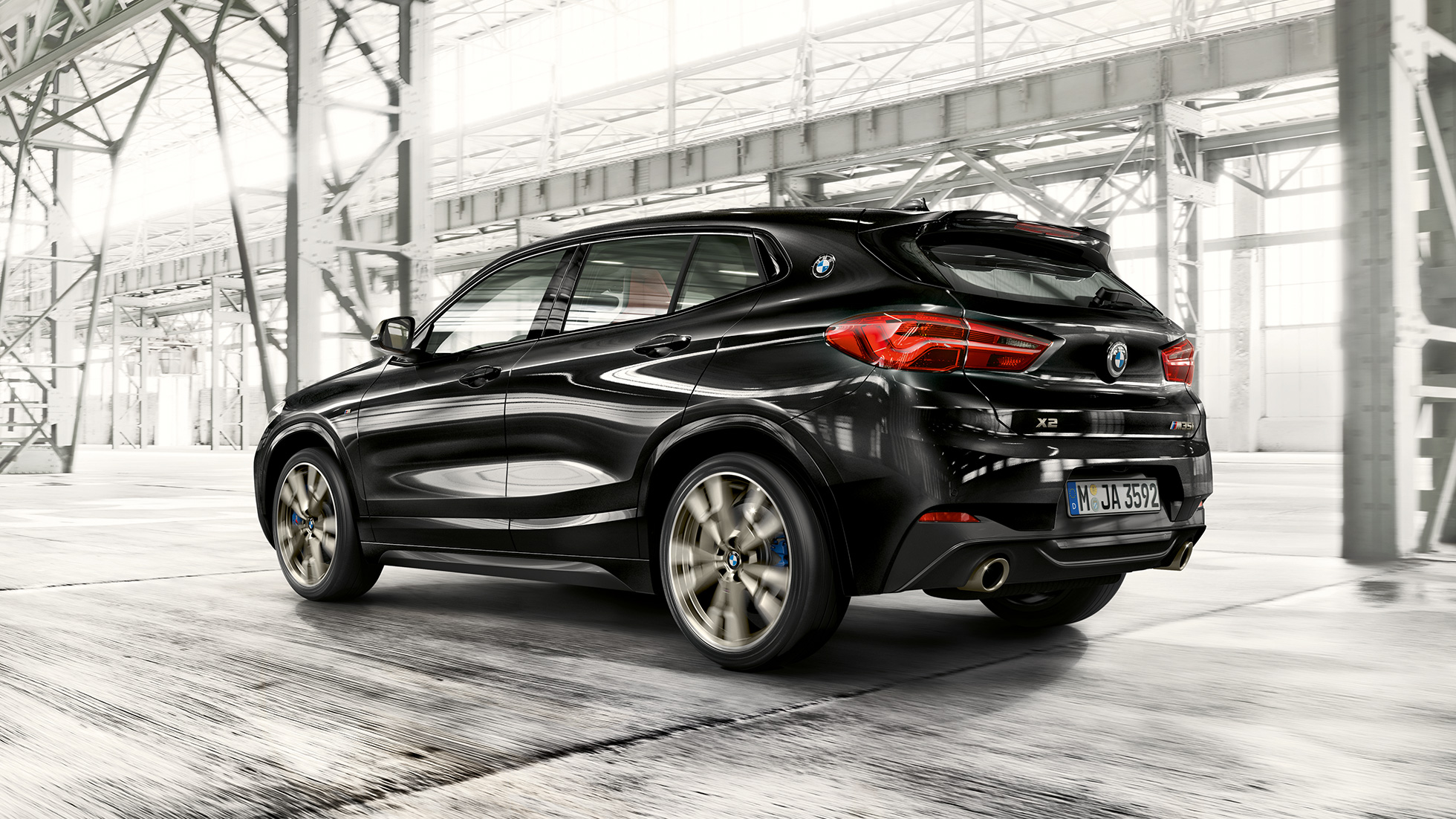 BMW X2 M35i M galinis aptakas BMW X2 M35i Sapphire Black juodo metaliko spalvos, F39 M galinio aptako trijų ketvirčių vaizdas iš priekio