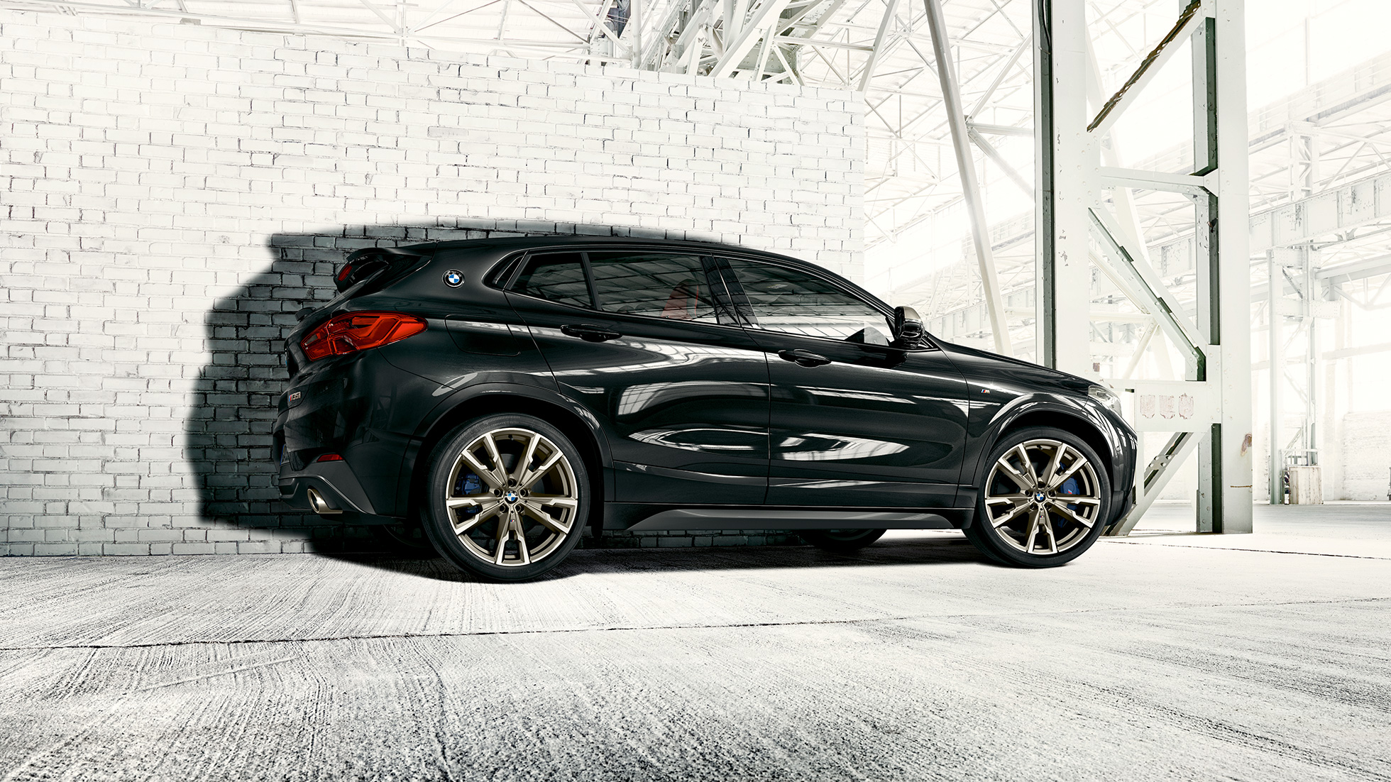 BMW X2 M35i M lengvojo lydinio ratlankiai BMW X2 M35i Sapphire Black juodo metaliko spalvos, F39 M lengvojo lydinio ratlankių vaizdas iš šono