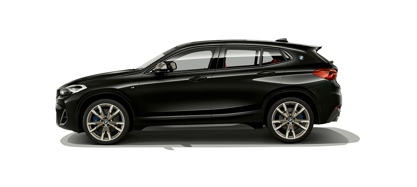 BMW X2 F39 vaizdas iš šono BMW X2 2018 F39 Sapphire Black juodo metaliko spalvos vaizdas iš šono