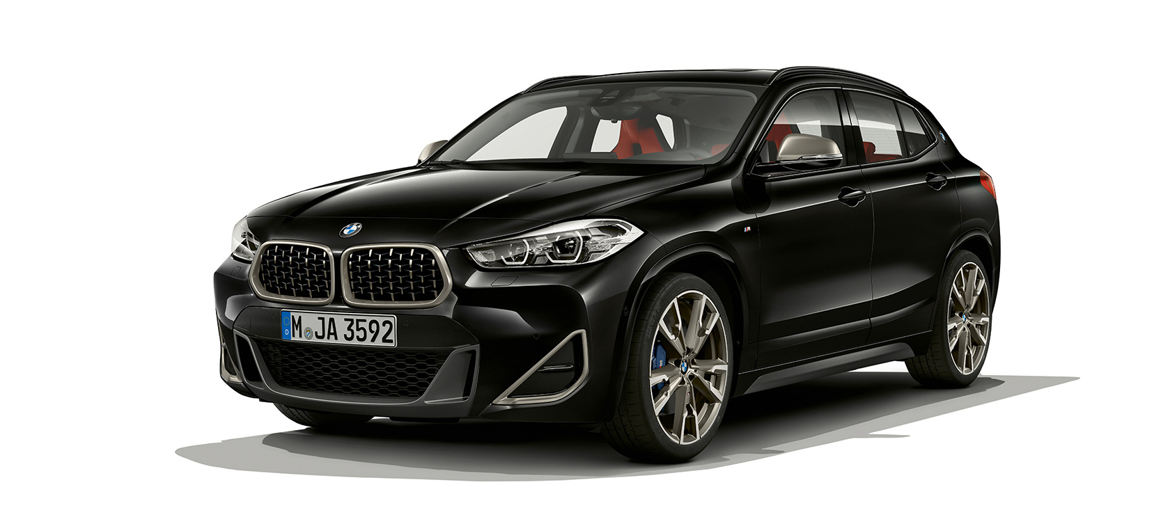 BMW X2 M35i F39 trijų ketvirčių vaizdas iš priekio BMW X2 M35i 2018 F39 Sapphire Black juodo metaliko spalvos trijų ketvirčių vaizdas iš priekio