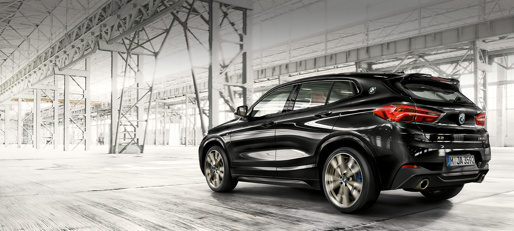 BMW X2 M35i trijų ketvirčių vaizdas iš galo BMW X2 M35i Sapphire Black juodo metaliko spalvos, F39 trijų ketvirčių vaizdas iš galo