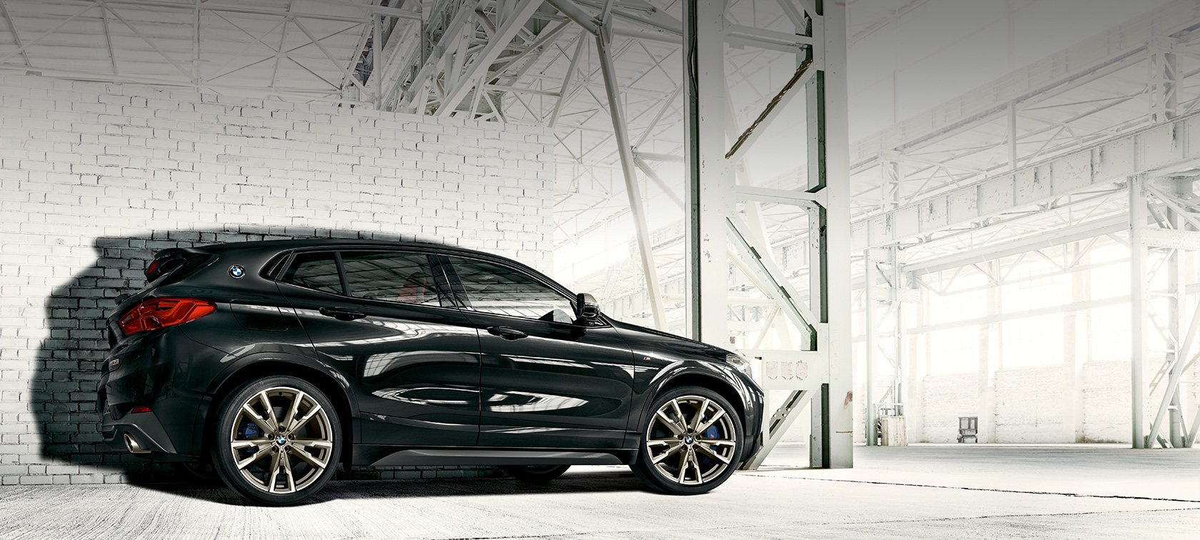 BMW X2 M35i vaizdas iš šono BMW X2 M35i F39 Sapphire Black juodo metaliko spalvos vaizdas iš šono