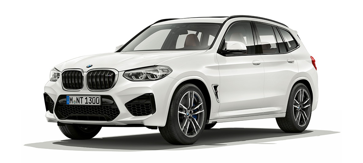 BMW X3 M, trijų ketvirčių vaizdas iš šono. BMW X3 M „Alpine White“ baltos spalvos, eksterjeras, trijų ketvirčių vaizdas iš šono.