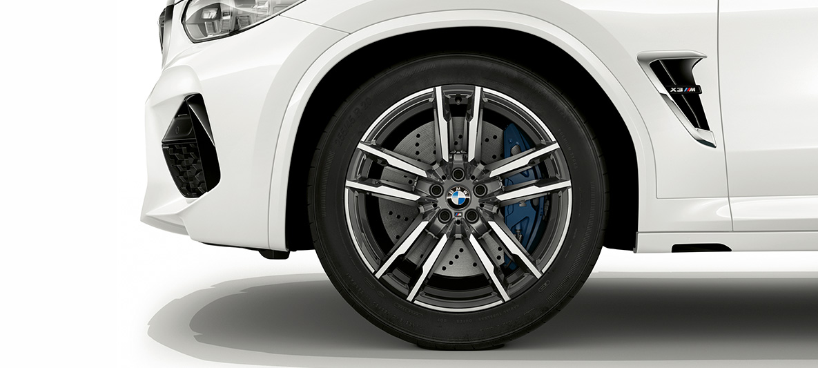 BMW X3 M, 20 colių M lengvojo lydinio ratlankiai „Orbit Grey“ pilkos spalvos. BMW X3 M „Alpine White“ baltos spalvos, eksterjeras, 20 colių M lengvojo lydinio ratlankiai „Orbit Grey“ pilkos spalvos.