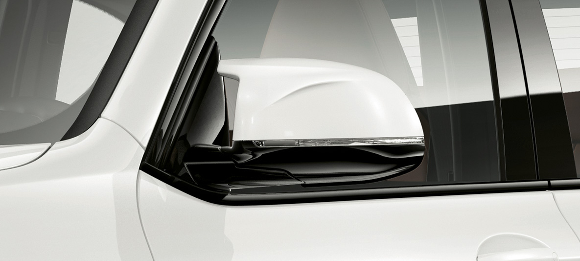 BMW X3 M, kėbulo spalvos veidrodėlių gaubtai. BMW X3 M „Alpine White“ baltos spalvos, eksterjeras, kėbulo spalvos veidrodėlių gaubtai.