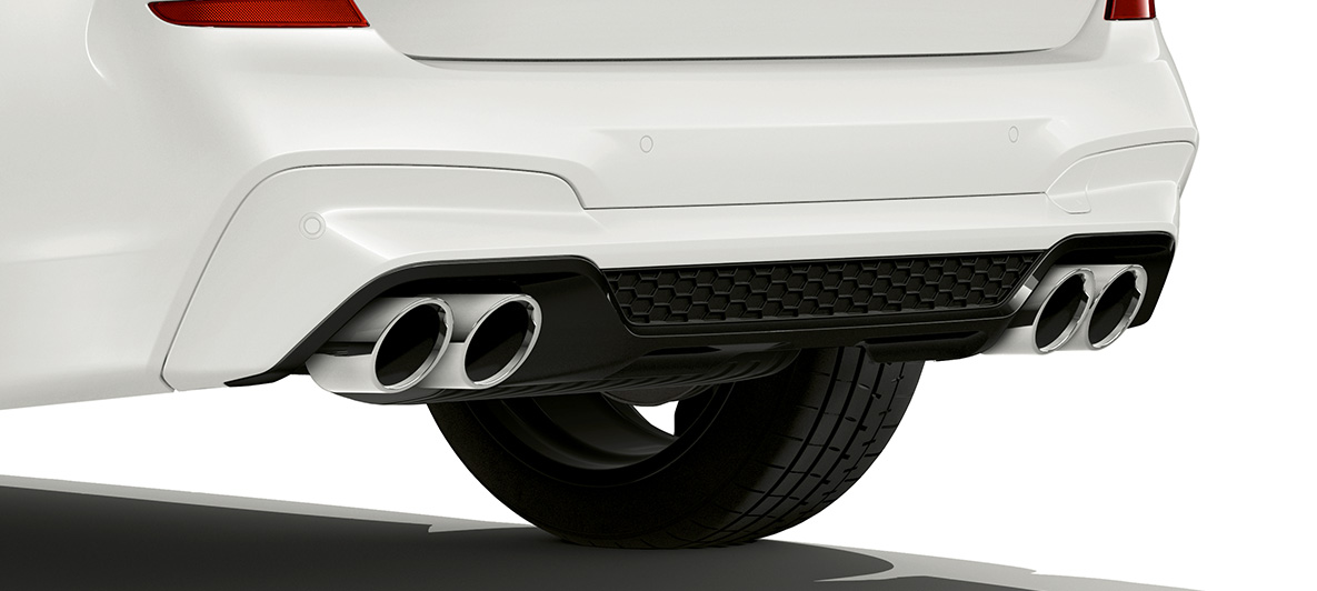 BMW X3 M, galinė dalis su chromo išmetimo vamzdžiais. BMW X3 M „Alpine White“ baltos spalvos, eksterjeras, galinė dalis su chromo išmetimo vamzdžiais.