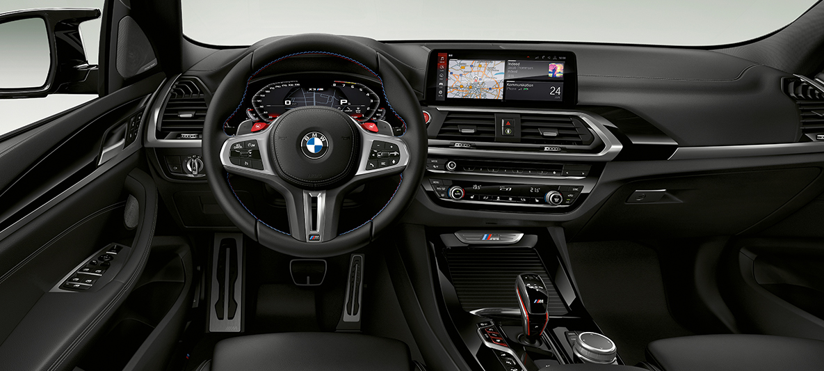 BMW X3 M, M odinis vairas. BMW X3 M, interjeras, salonas, M odinis vairas su M būdingomis kontrastingos spalvos siūlėmis.