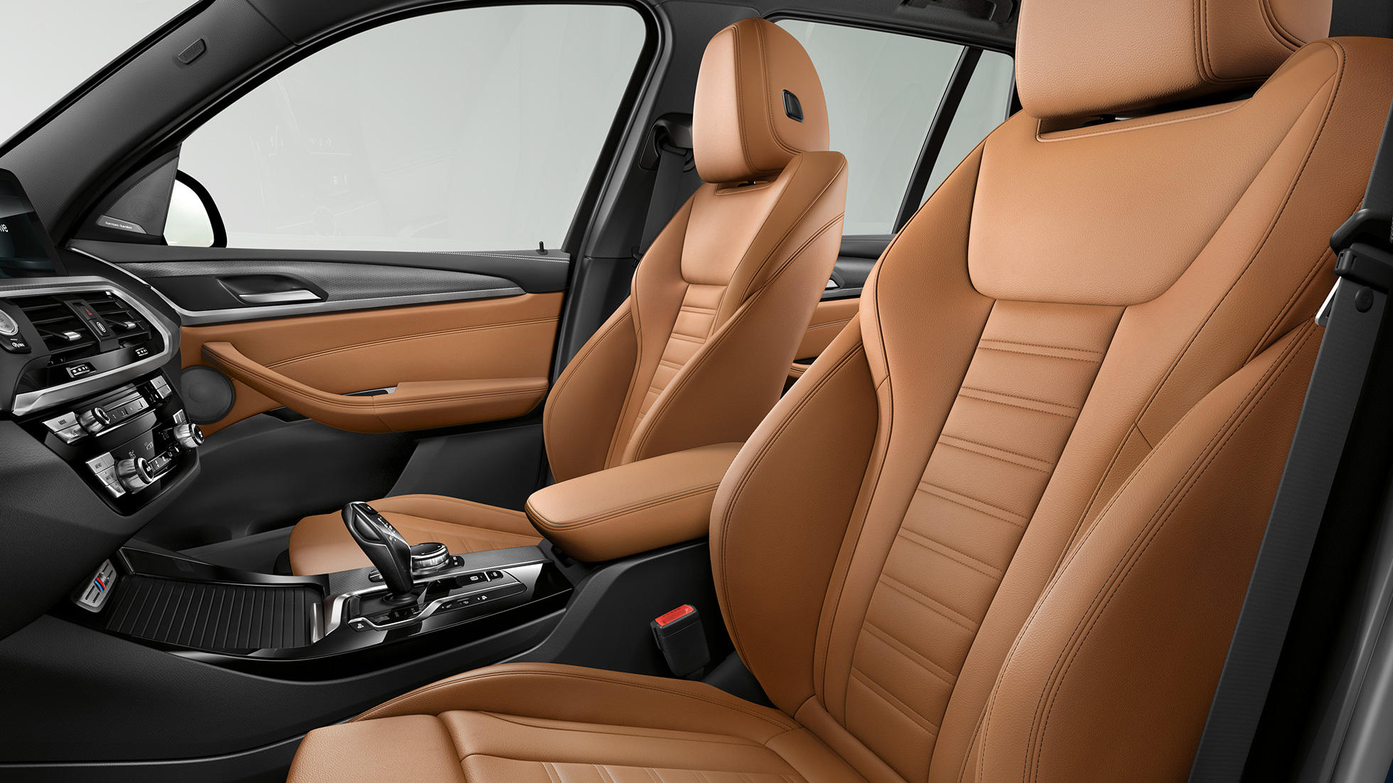 BMW X3 M40i ir BMW X3 M40d, interjeras. BMW X3 M40i ir BMW X3 M40d, sportiškas ir komfortiškas interjeras su sportinėmis sėdynėmis.