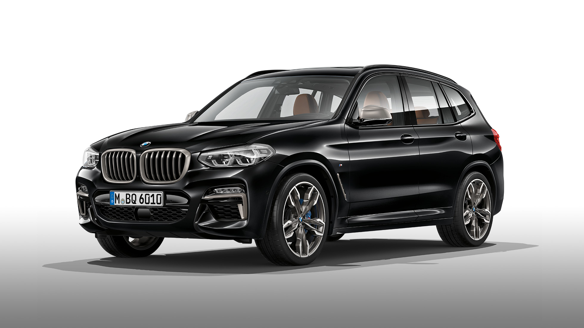BMW X3 M40i ir BMW X3 M40d, vaizdas iš šono. BMW X3 M40i ir BMW X3 M40d „Black Sapphire“ juodo metaliko spalvos, eksterjeras, vaizdas iš šono.
