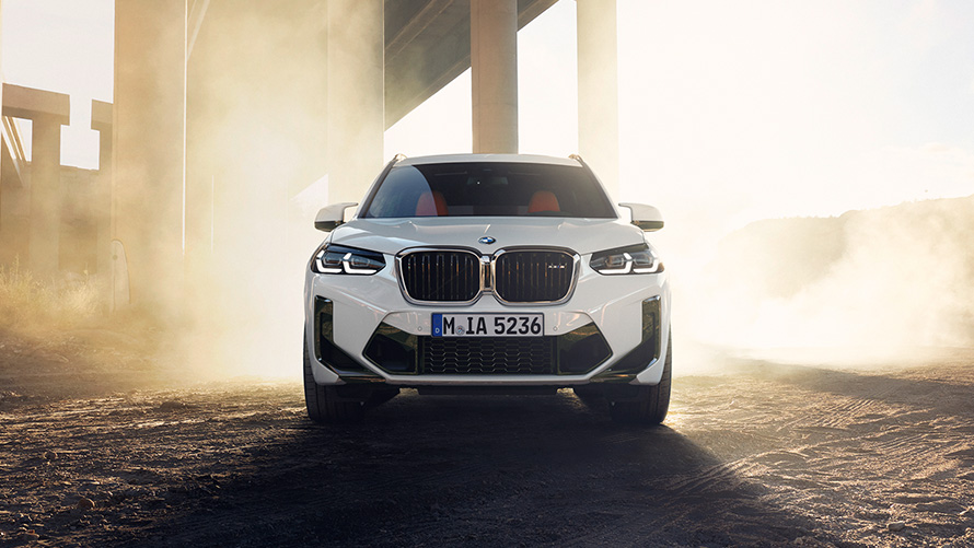BMW X3 M (F97) LCI Facelift 2021 baltos Alpine White kėbulo spalvos, vaizdas iš priekio BMW X3 M (F97) LCI Facelift 2021 baltos Alpine White kėbulo spalvos, vaizdas iš priekio