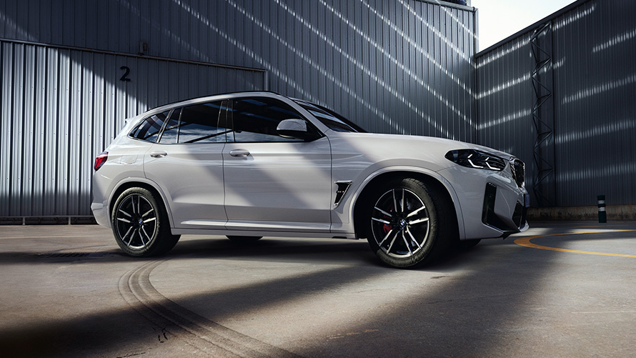 BMW X3 M (F97) LCI Facelift 2021 baltos Alpine White kėbulo spalvos, stovinčio automobilio vaizdas iš šono BMW X3 M (F97) LCI Facelift 2021 baltos Alpine White kėbulo spalvos, stovinčio automobilio vaizdas iš šono