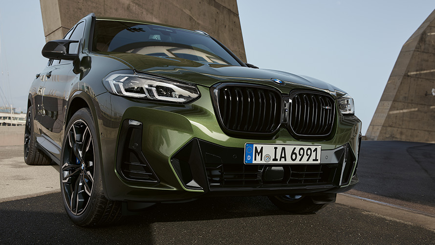 BMW X3 M40i (G01) LCI Facelift 2021, metalizuotos žalios Malachite Green kėbulo spalvos, stovinčio automobilio vaizdas iš priekio