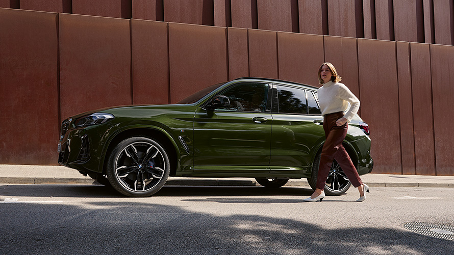 BMW X3 M40i (G01) LCI Facelift 2021, metalizuotos žalios Malachite Green kėbulo spalvos, vaizdas iš šono su modeliu