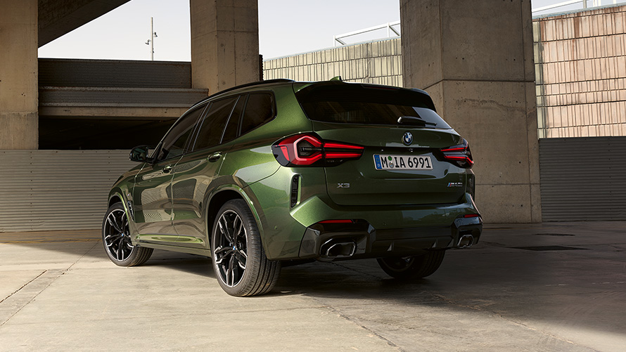 BMW X3 M40i (G01) LCI Facelift 2021, metalizuotos žalios Malachite Green kėbulo spalvos, stovinčio automobilio trijų ketvirčių vaizdas iš galo
