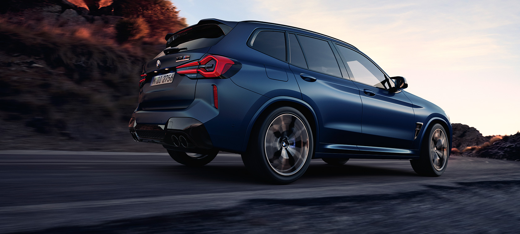 BMW X3 M Competition (F97) LCI 2021 trijų ketvirčių vaizdas iš galo žemu kampu BMW X3 M Competition (F97) LCI Facelift 2021 metalizuotos mėlynos Frozen Marina Bay Blue kėbulo spalvos, trijų ketvirčių vaizdas iš galo žemu kampu