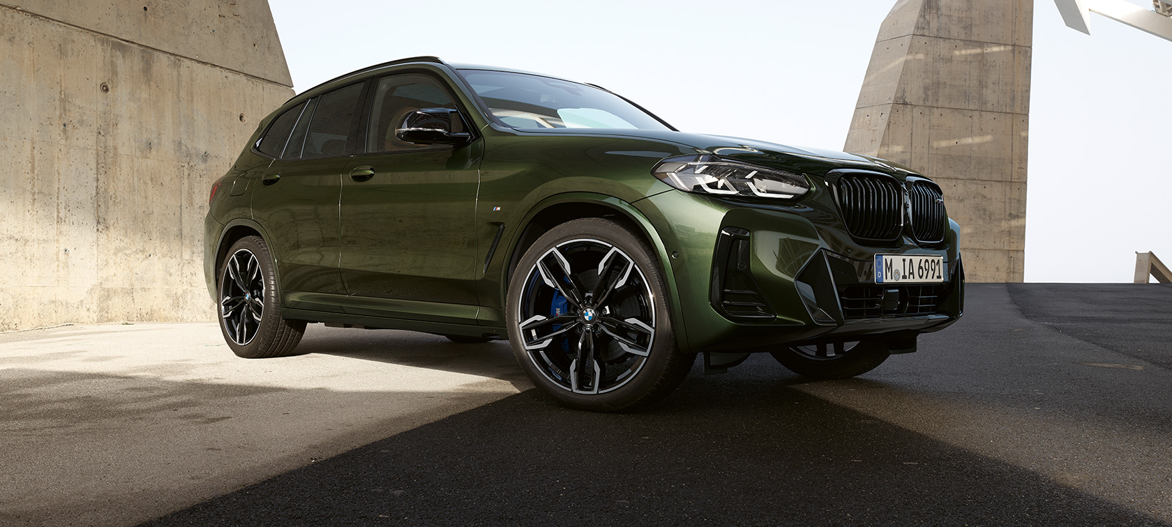 BMW X3 M40i G01 LCI Facelift 2021 stovinčio automobilio trijų ketvirčių vaizdas iš priekio BMW X3 M40i G01 LCI Facelift 2021 metalizuotos žalios Malachite Green kėbulo kėbulo spalvos, stovinčio automobilio trijų ketvirčių vaizdas iš priekio