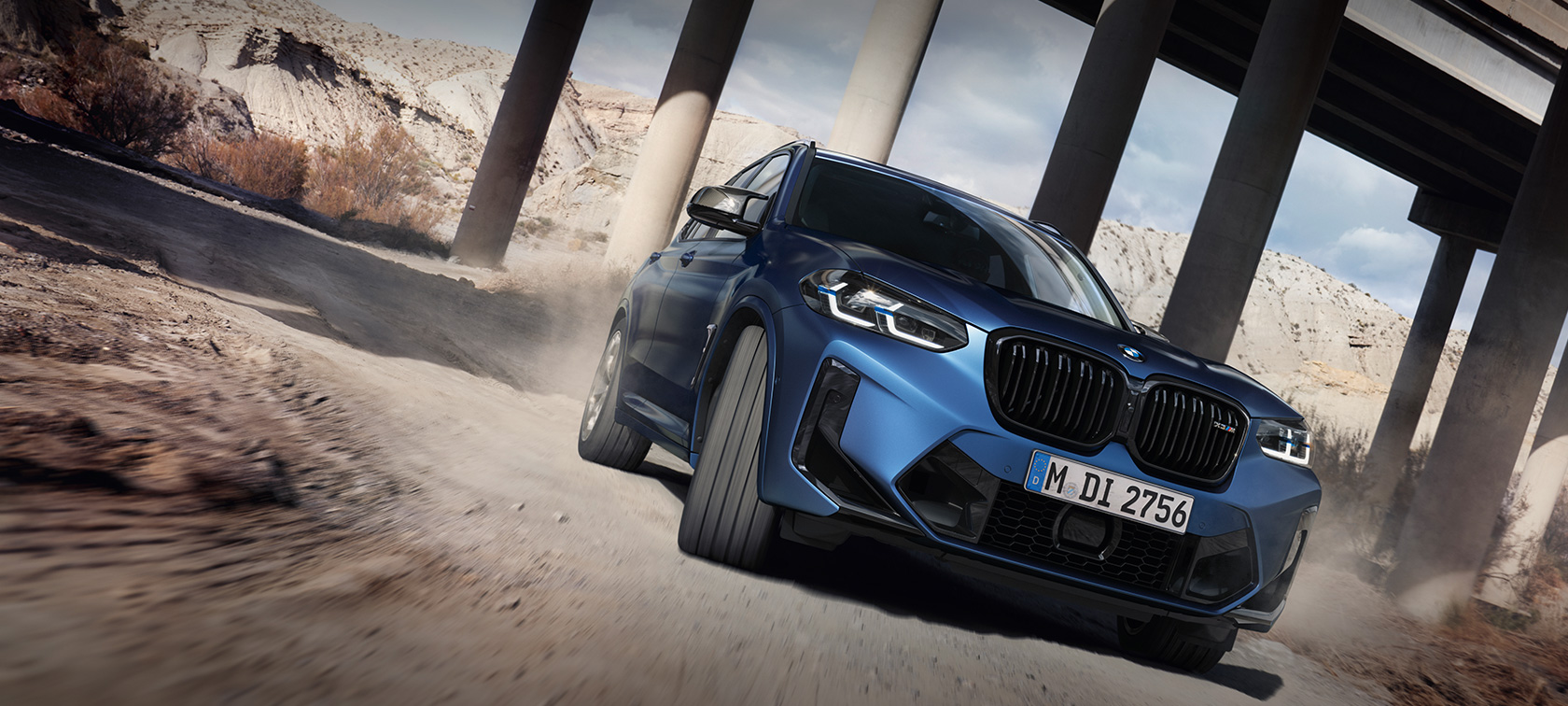 BMW X3 M Competition (F97) LCI Facelift 2021 metalizuotos mėlynos Frozen Marina Bay Blue kėbulo spalvos, važiuojančio automobilio trijų ketvirčių vaizdas iš priekio