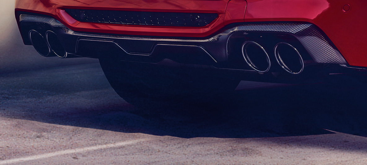 BMW X4 M Competition, anglies pluošto galinis difuzorius. BMW X4 M Competition „Toronto Red“ raudono metaliko spalvos, eksterjeras, M „Carbon“ anglies pluošto eksterjero paketas, anglies pluošto galinis difuzorius.
