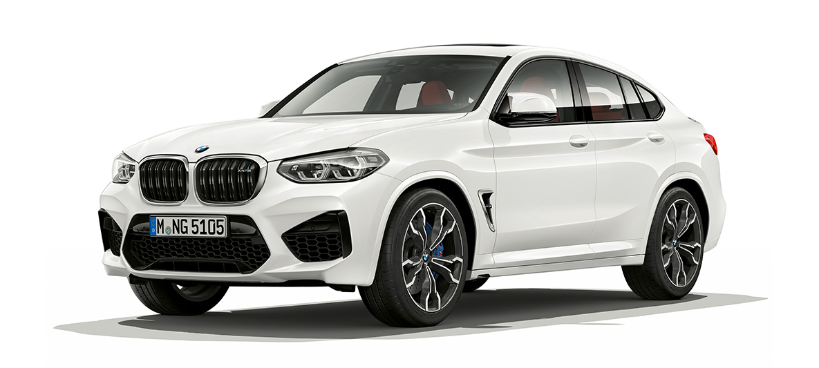 BMW X4 M, trijų ketvirčių vaizdas iš šono. BMW X4 M „Alpine White“ baltos spalvos, eksterjeras, trijų ketvirčių vaizdas iš šono.