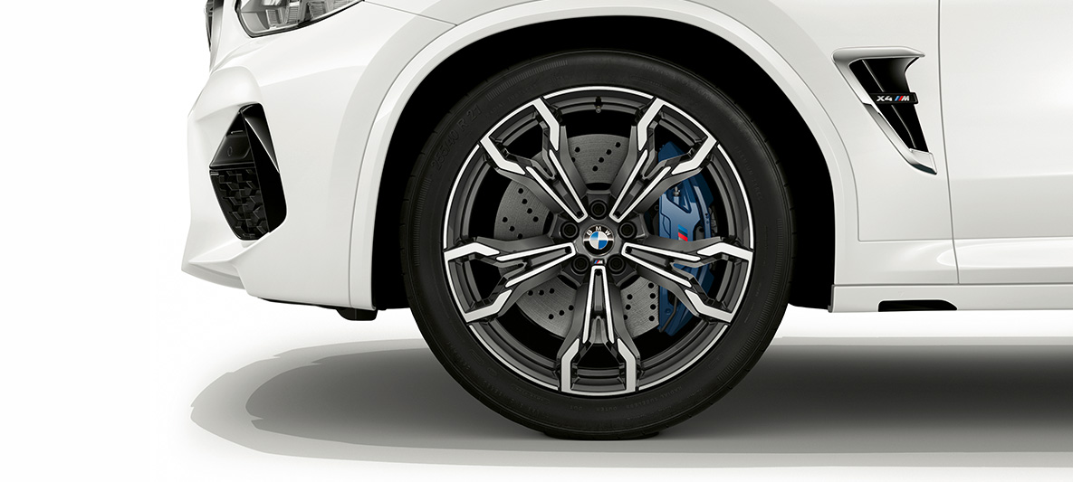 BMW X4 M, 21 colio M lengvojo lydinio ratlankiai „Orbit Grey“ pilkos spalvos. BMW X4 M „Alpine White“ baltos spalvos, eksterjeras, 21 colio M lengvojo lydinio ratlankiai „Orbit Grey“ pilkos spalvos.