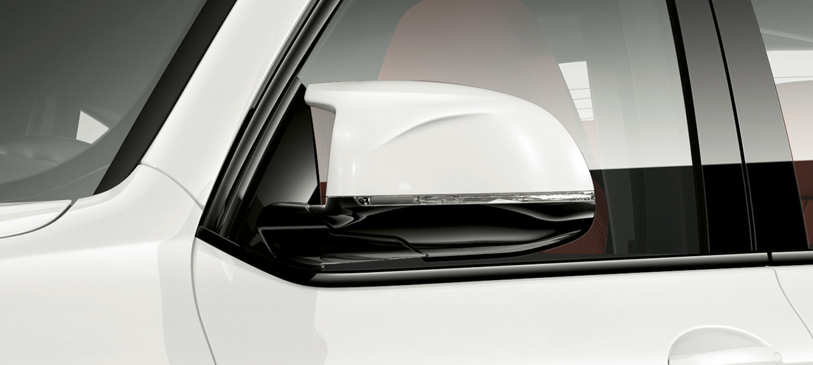 BMW X4 M automobilio spalvos veidrodėlių gaubtai. BMW X4 M „Alpine White“ baltos spalvos, eksterjeras, automobilio spalvos veidrodėlių gaubtai.