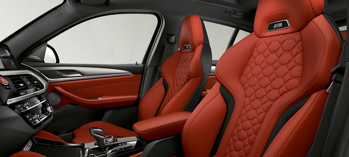 BMW X4 M, „Sakhir Orange“ oranžinės spalvos „Merino“ odos sportinės sėdynės. BMW X4 M, interjeras, „Sakhir Orange“ oranžinės spalvos „Merino“ odos sportinės sėdynės.