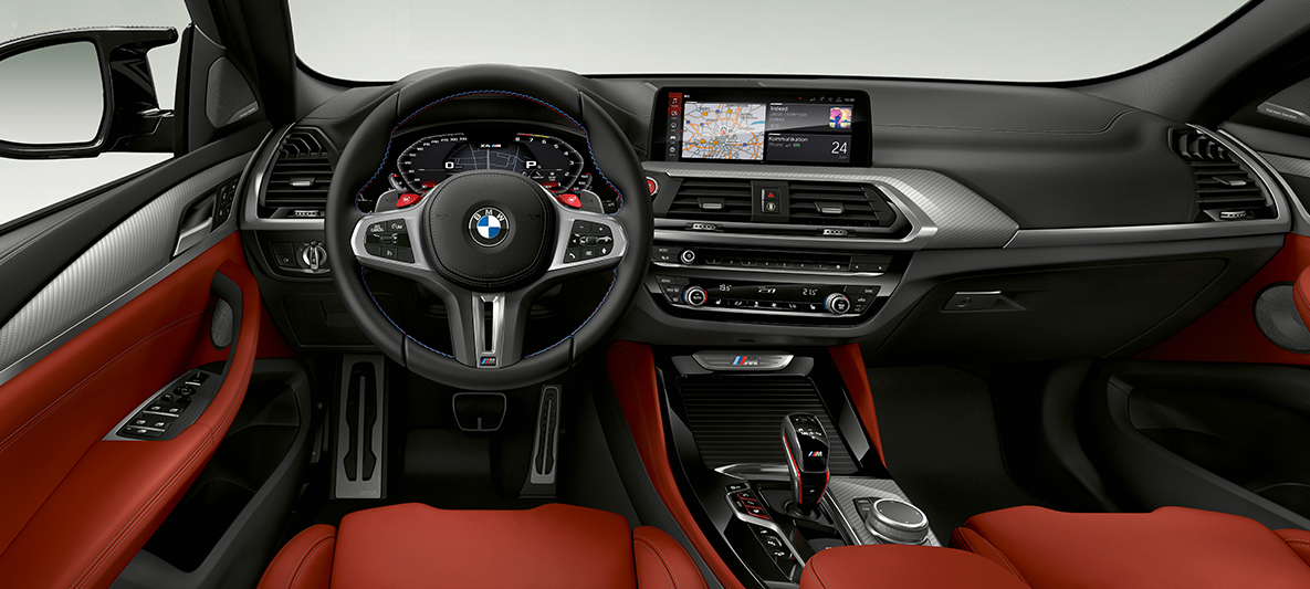 BMW X4 M, M odinis vairas. BMW X4 M, interjeras, salonas, M odinis vairas su M būdingomis kontrastingomis siūlėmis.