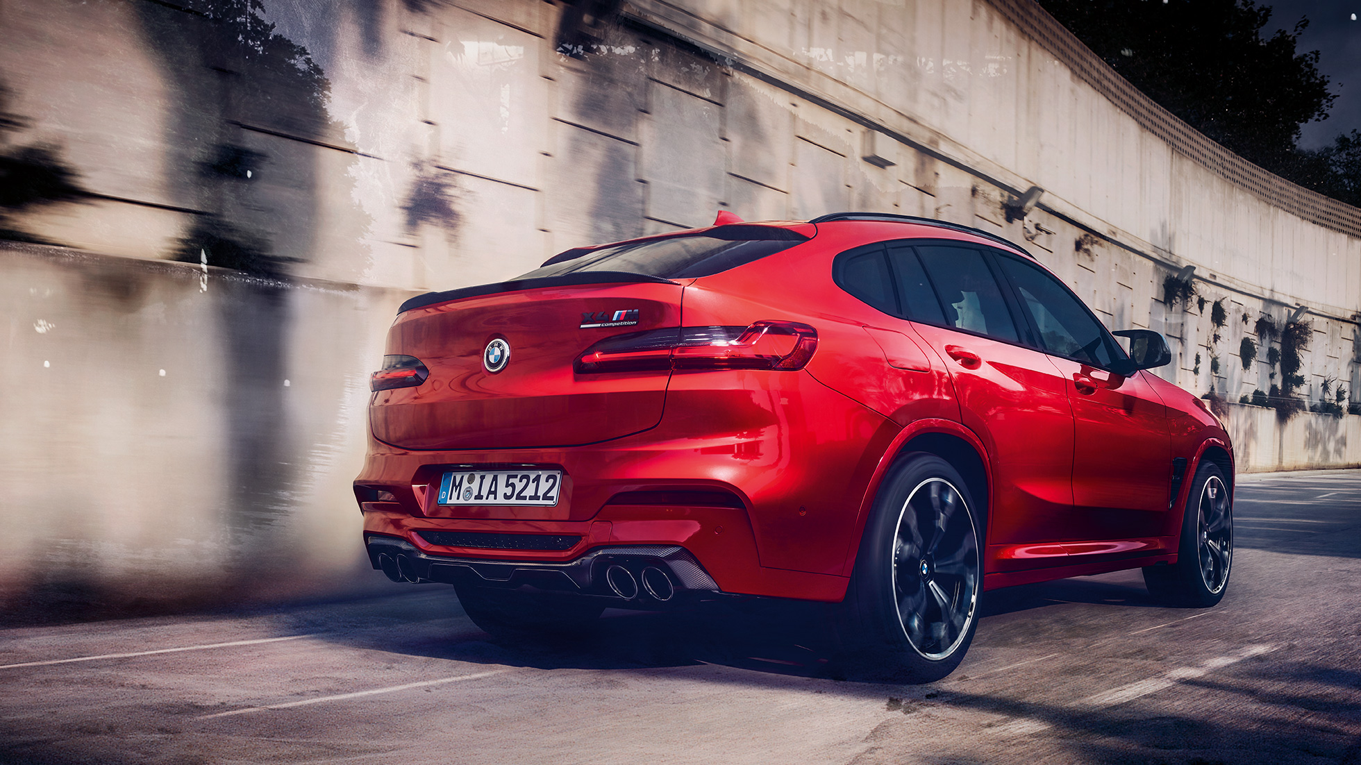 BMW X4 M Competition anglies pluošto veidrodėlių gaubtai. BMW X4 M Competition „Toronto Red“ raudono metaliko spalvos, eksterjeras, „M Carbon” anglies pluošto eksterjero paketas, anglies pluošto veidrodėlių gaubtai.