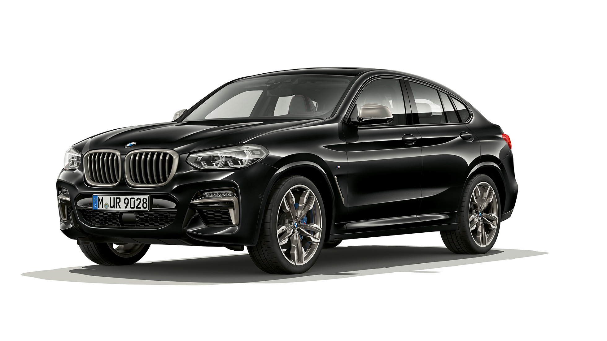 BMW X4 M40i and BMW X4 M40d, trijų ketvirčių vaizdas. BMW X4 M40i ir BMW X4 M40d „Black Sapphire“ juodo metaliko spalvos, eksterjeras, trijų ketvirčių vaizdas iš priekio, iš dešinės pusės.