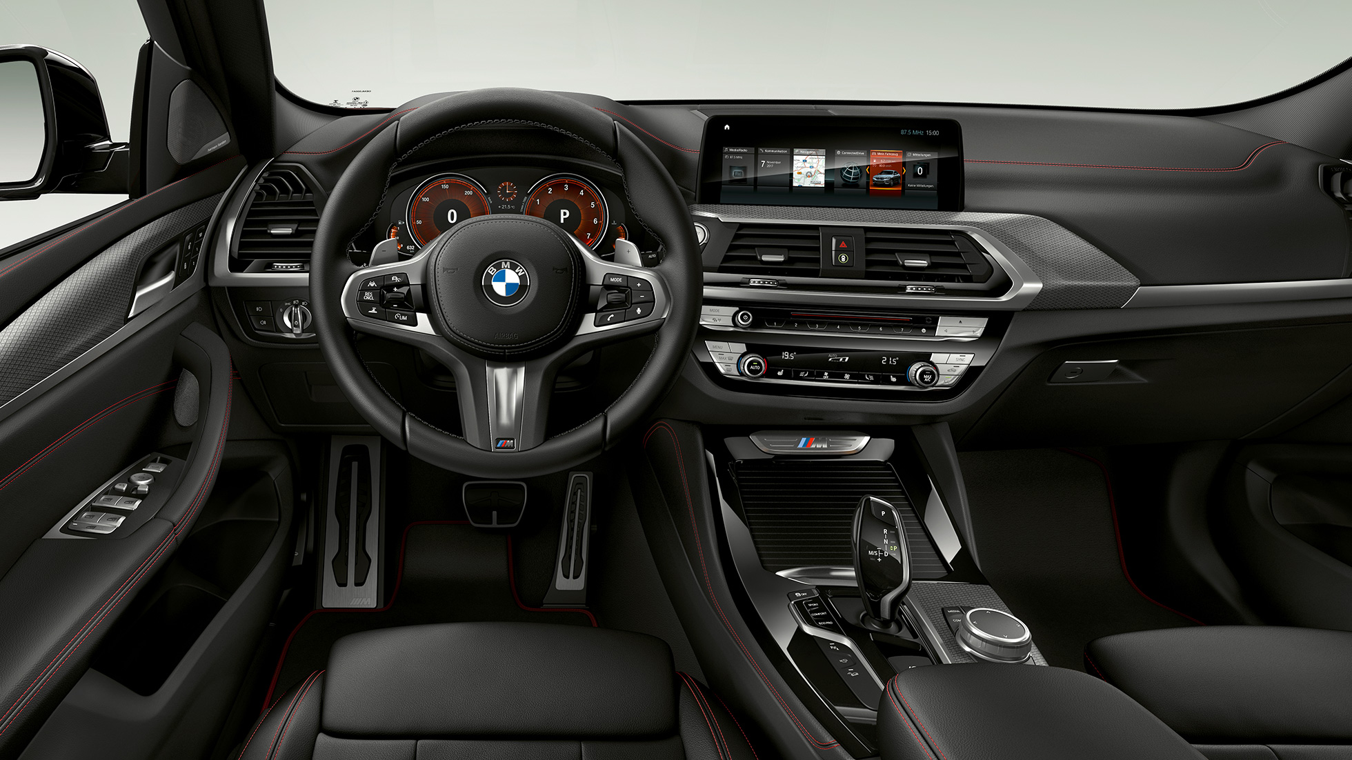 BMW X4 M40i ir BMW X4 M40d, salonas. BMW X4 M40i ir BMW X4 M40d, interjeras, salonas su M odiniu vairu ir M sportinėmis sėdynėmis.