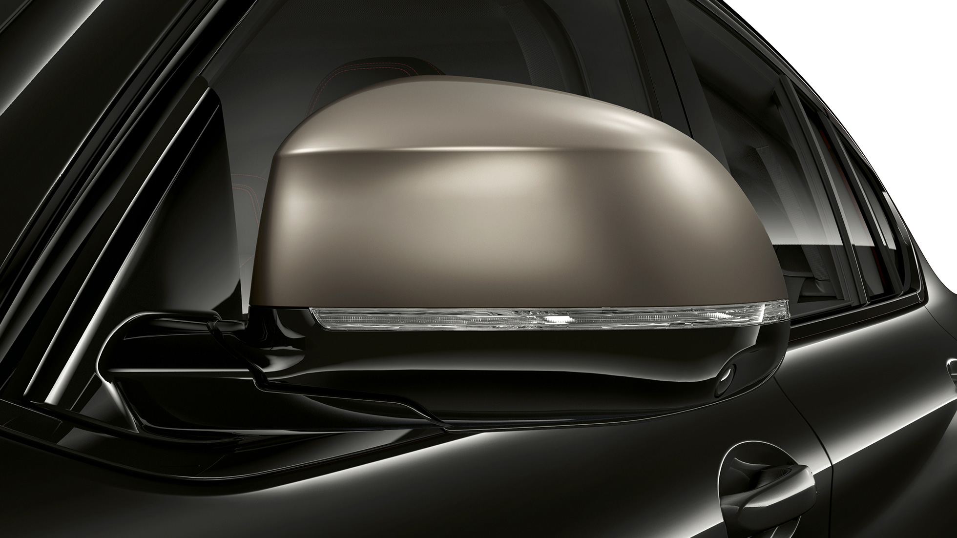 BMW X4 M40i ir BMW X4 M40d, veidrodėlių gaubtai. BMW X4 M40i ir BMW X4 M40d „Black Sapphire“ juodo metaliko spalvos, eksterjeras, cinkuoti „Cerium Grey“ pilkos spalvos veidrodėlių gaubtai.