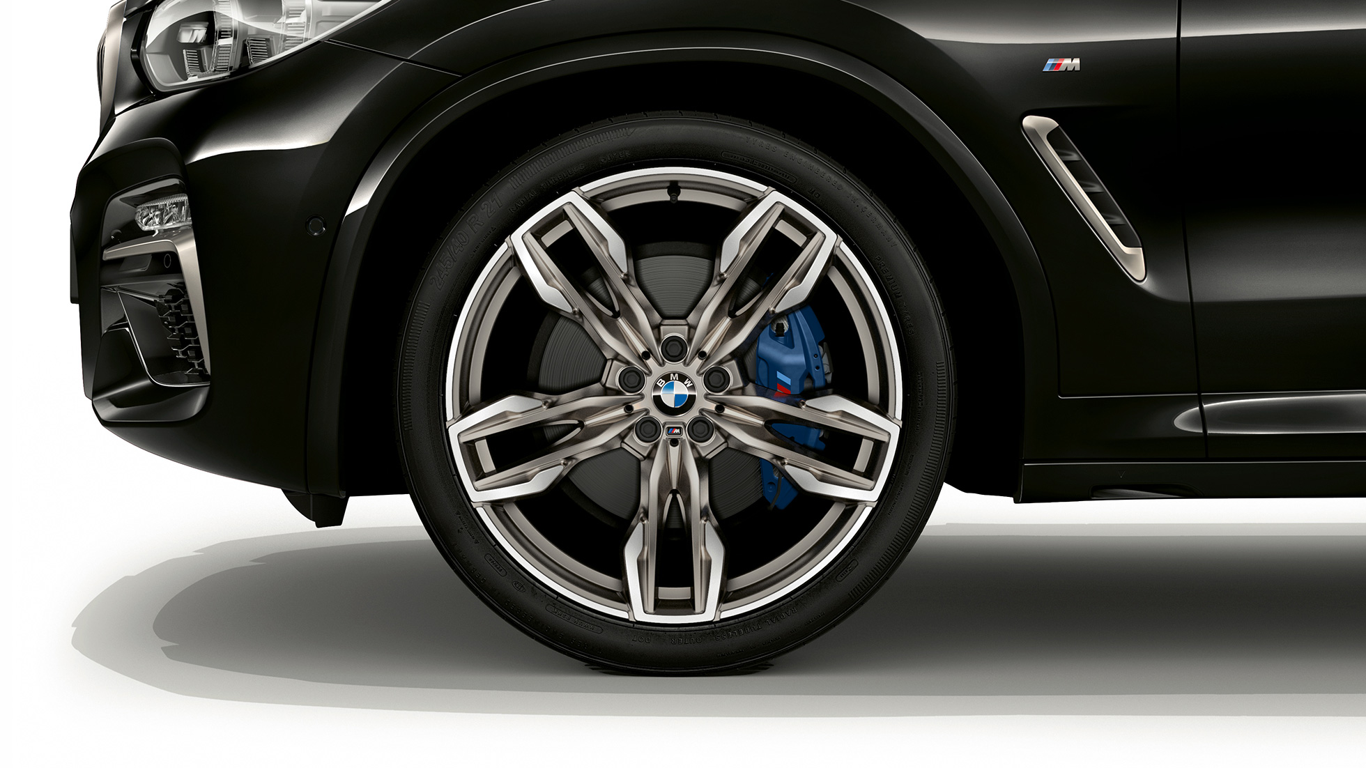 BMW X4 M40i ir BMW X4 M40d, 21 colio M lengvojo lydinio ratlankiai. BMW X4 M40i ir BMW X4 M40d „Black Sapphire“ juodo metaliko spalvos, vaizdas iš šono su 21 colio M lengvojo lydinio dvigubų stipinų dizaino ratlankiais.
