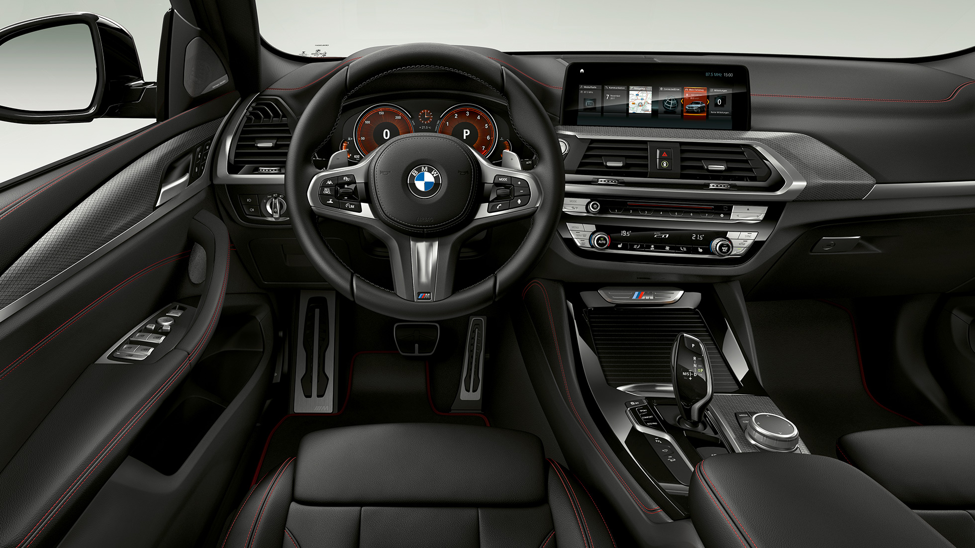 BMW X4 M40i ir BMW X4 M40d, salonas. BMW X4 M40i ir BMW X4 M40d, interjeras, salonas su sportinėmis sėdynėmis ir M odiniu vairu.