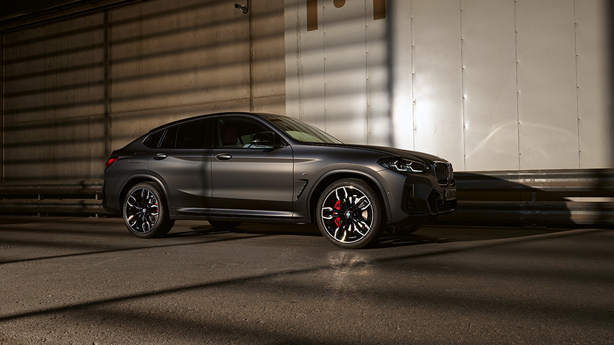 BMW X4 M40i (G02) LCI 2021 Facelift, vaizdas iš šono blizgios sienos fone