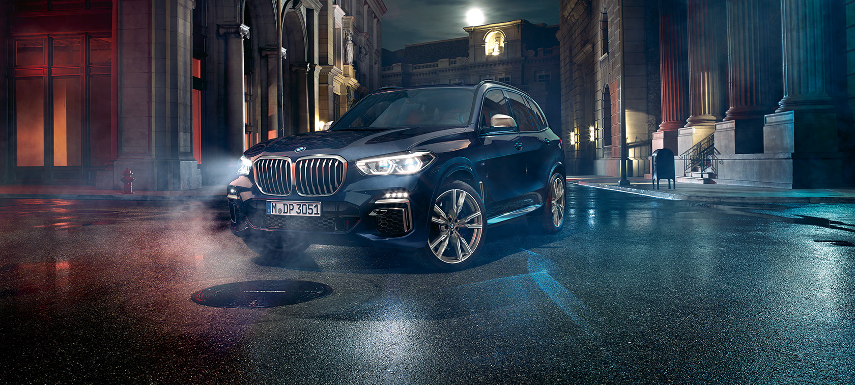 BMW X5 M50i trijų ketvirčių vaizdas iš priekio BMW X5 M50i G05 Carbon black juodas metalikas, trijų ketvirčių vaizdas iš priekio
