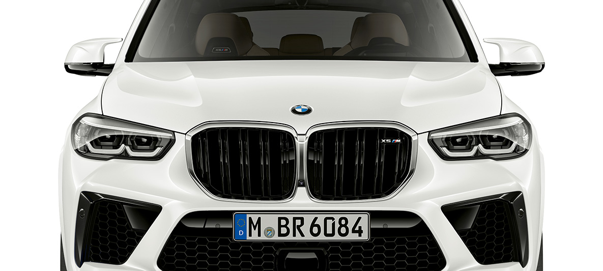 BMW X5 M priekis M dvigubos priekinės grotelės BMW X5 M F95 Mineral white baltos spalvos, vaizdas iš priekio