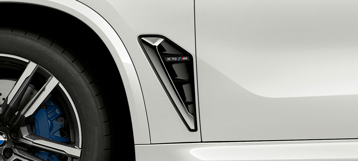 M žiaunos BMW X5 M M žiaunos BMW X5 M F95 Mineral white baltos spalvos, vaizdas iš arti