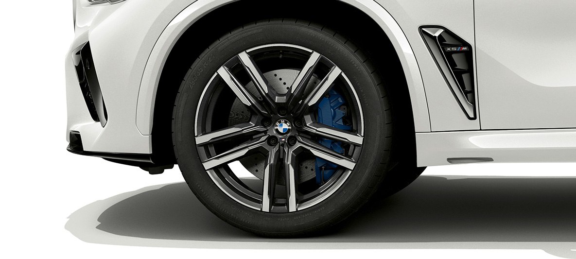 BMW X5 M 21 colio M dvispalviai lengvojo lydinio ratlankiai Orbitgrey pilkos spalvos BMW X5 M F95 Mineral white baltos spalvos, 21 colio M dvispalviai lengvojo lydinio ratlankiai Orbitgrey pilkos spalvos, vaizdas iš arti
