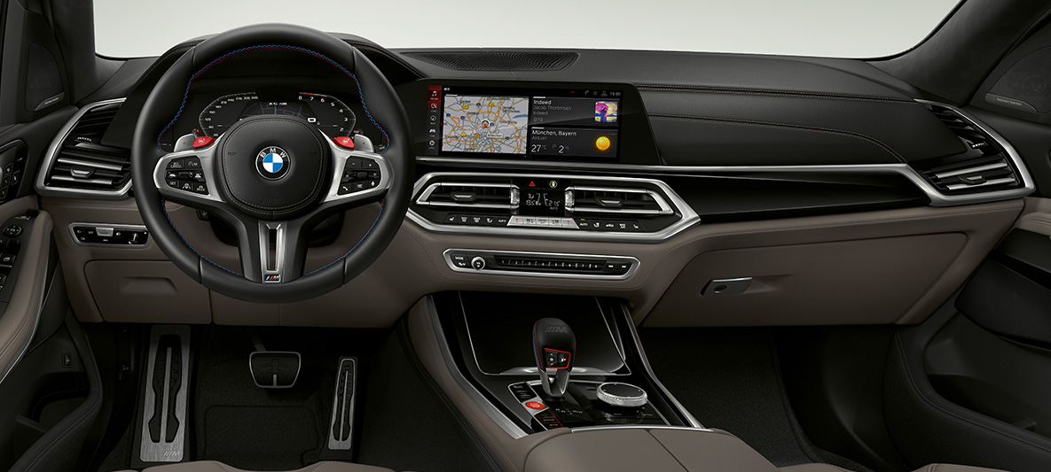 M odinis vairas BMW X5 M M odinis vairas su kontrastingomis siūlėmis BMW X5 M F95 vairuotojo erdvė