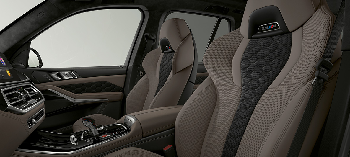 M daugiafunkcės sėdynės BMW X5 M M daugiafunkcės sėdynės su X5 M logotipu BMW X5 M F95 interjeras