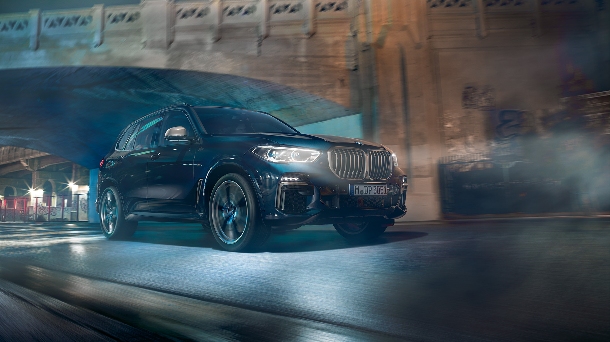 BMW X5 M50i su M TwinPower Turbo 8 cilindrų benzininiu varikliu BMW X5 M50i su M TwinPower Turbo 8 cilindrų benzininiu varikliu G05 Carbon black juodas metalikas trijų ketvirčių vaidas iš šono