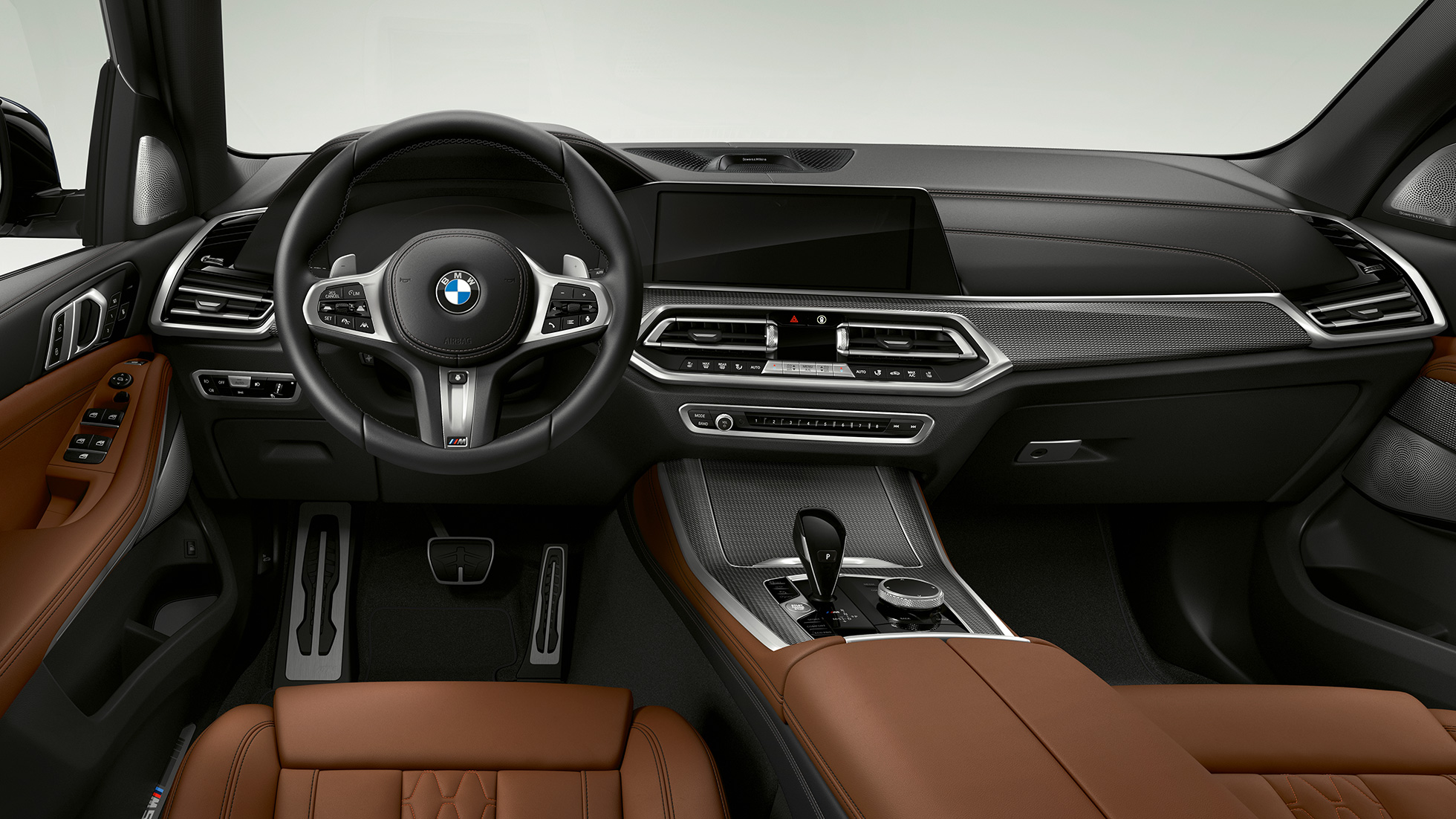 BMW X5 M50i vairuotojo erdvė BMW X5 M50i vairuotojo erdvė G05 interjeras