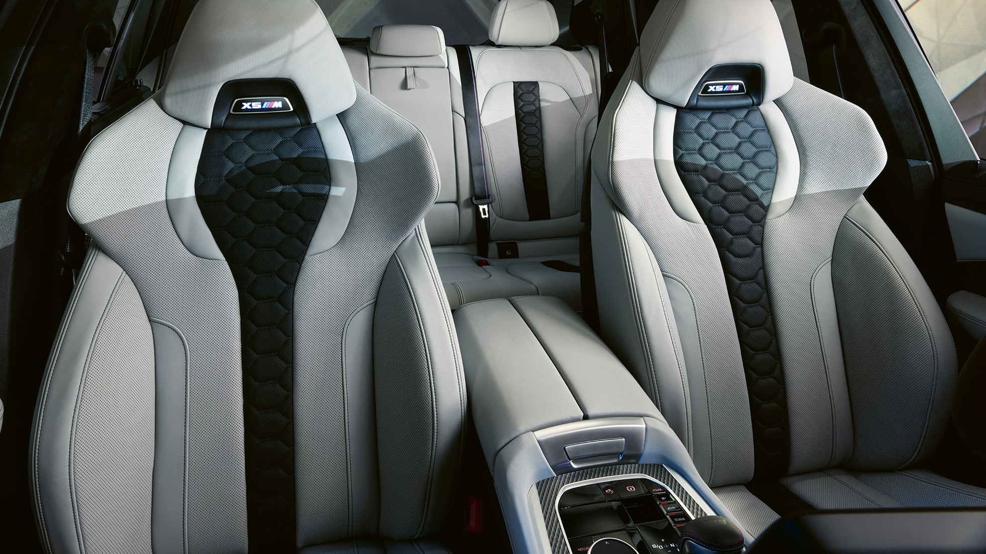 M daugiafunkcės sėdynės BMW X5 M Competition M daugiafunkcės sėdynės su apšviestu X5 M logotipu BMW X5 M Competition F95 interjeras
