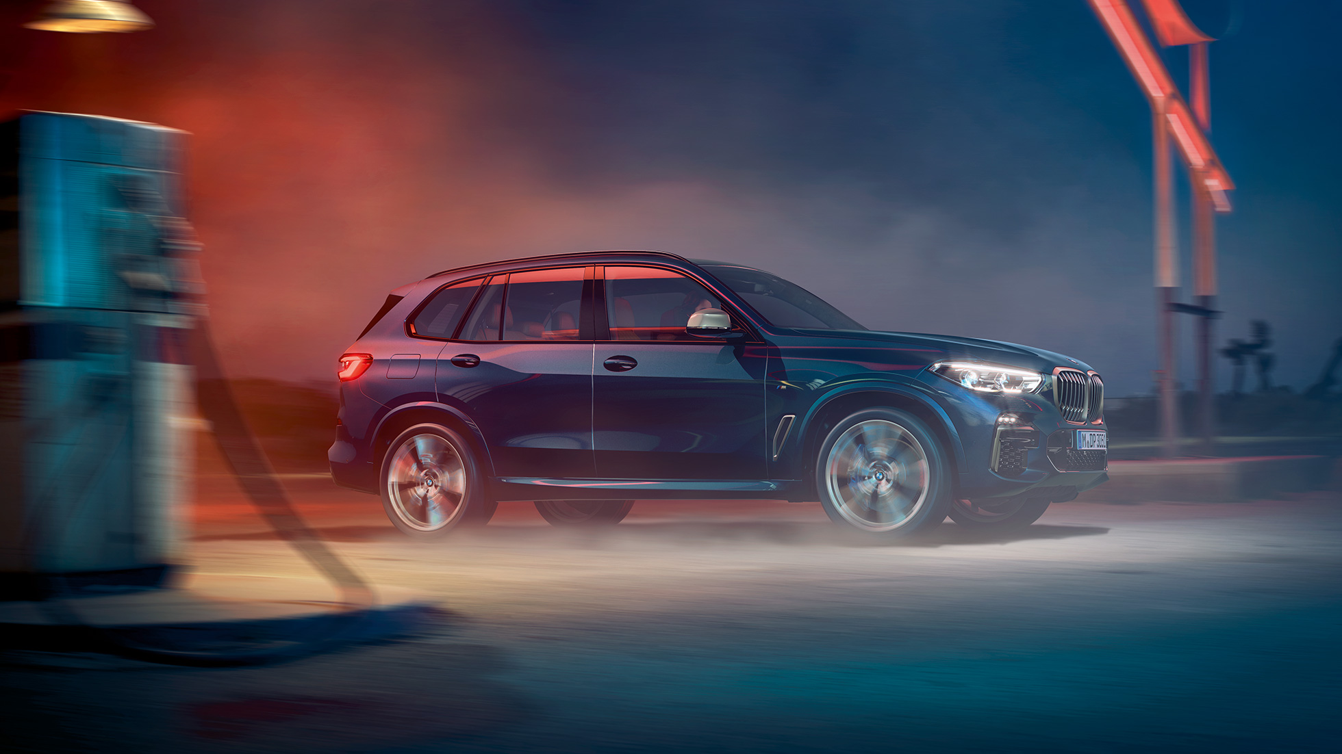 BMW X5 M50i vaizdas iš šono BMW X5 M50i G05 su M lengvojo lydinio ratlankiais Carbon juodo metaliko spalvos vaizdas iš šono
