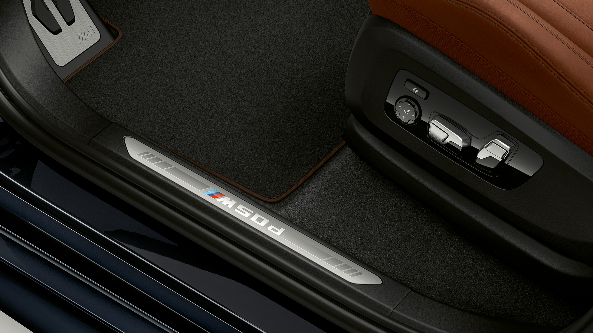 Durelių slenksčių apdaila su M užrašu BMW X5 M50d Durelių slenksčių apdaila su M užrašu BMW X5 M50d G05 interjeras