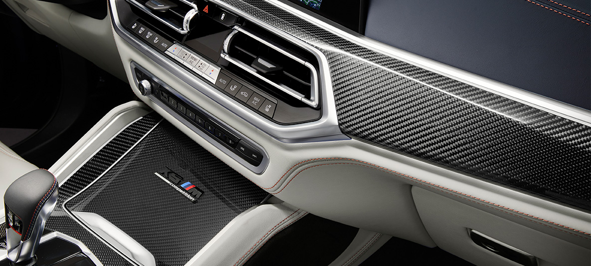 BMW X5 M First Edition F95 2020 vidas apdailos 'Carbon Fibre' su „First Edition“ užrašu BMW X5 M First Edition F95 2020 vidas apdailos 'Carbon Fibre' su „First Edition“ užrašu