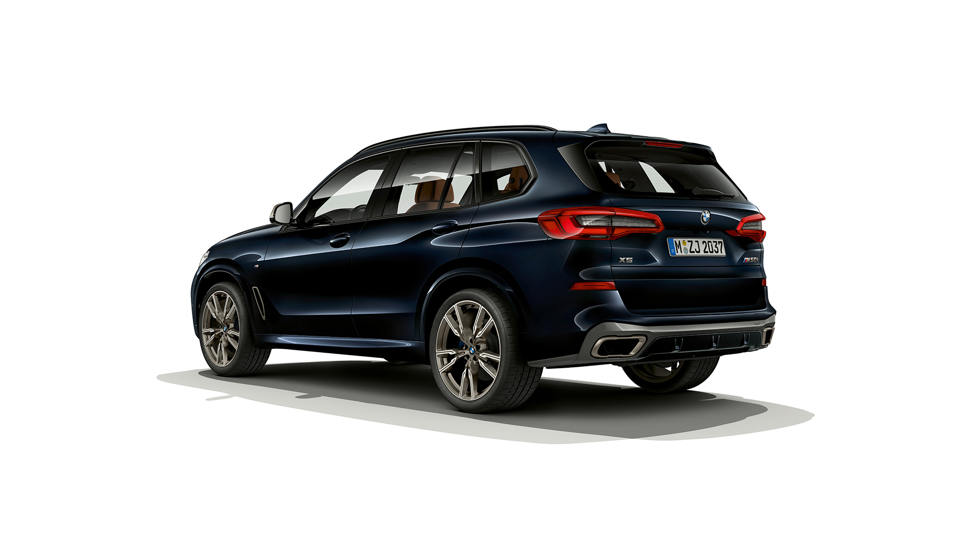 BMW X5 M50i vaizdas iš galo BMW X5 M50i su M stogo aptaku G05 Carbon juodo metaliko spalvos vaizdas iš galo