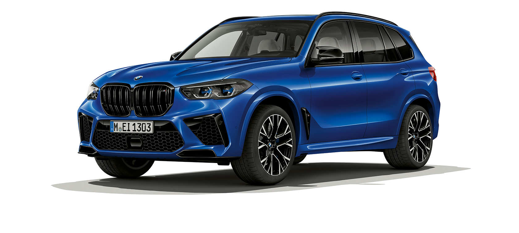 BMW X5 M Competition (F95) trijų ketvirčių vaizdas iš priekio (F95) BMW X5 M Competition (F95) 2020 SUV metalizuotos mėlynos Marina Bay Blue kėbulo spalvos, trijų ketvirčių vaizdas iš priekio
