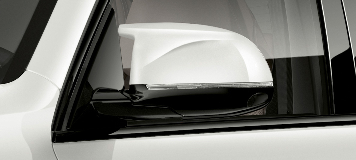 Veidrodėlių korpusai, BMW X5 M (F95) Veidrodėlių korpusai, BMW X5 M baltos Mineral White spalvos, (F95) 2020 SUV vaizdas iš arti