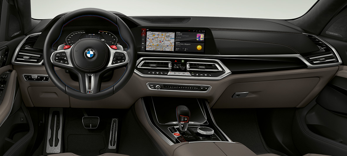 M odinis vairas, BMW X5 M (F95) M odinis vairas su kontrastingomis siūlėmis, BMW X5 M (F95) SUV vairuotojo erdvė